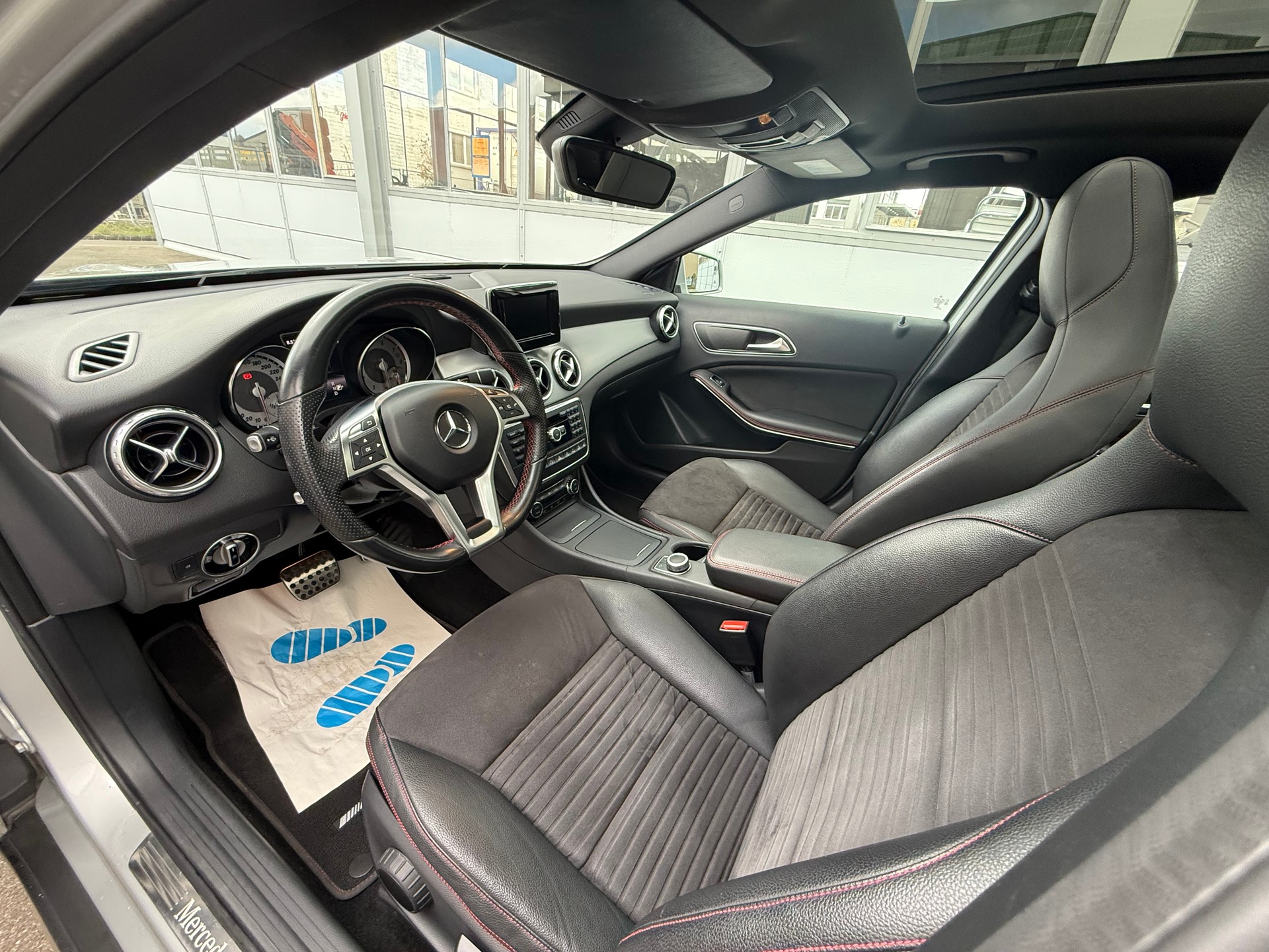 MERCEDES-BENZ GLA 250 AMG Line 4Matic 7G-DCT *CH Fahrzeug Frisch ab MFK *Panoramaglasdach *Sitzheizung *8 Fach bereift *Rückfahrkamera-image-8