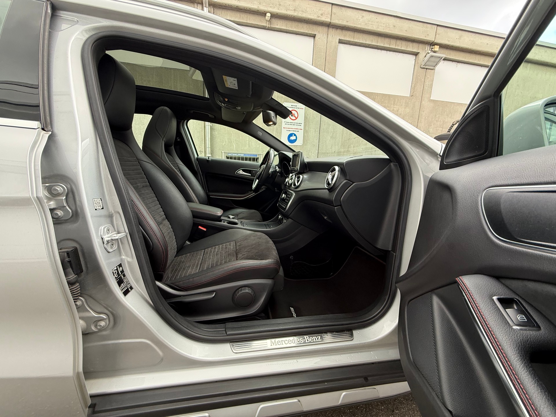 MERCEDES-BENZ GLA 250 AMG Line 4Matic 7G-DCT *CH Fahrzeug Frisch ab MFK *Panoramaglasdach *Sitzheizung *8 Fach bereift *Rückfahrkamera-image-14