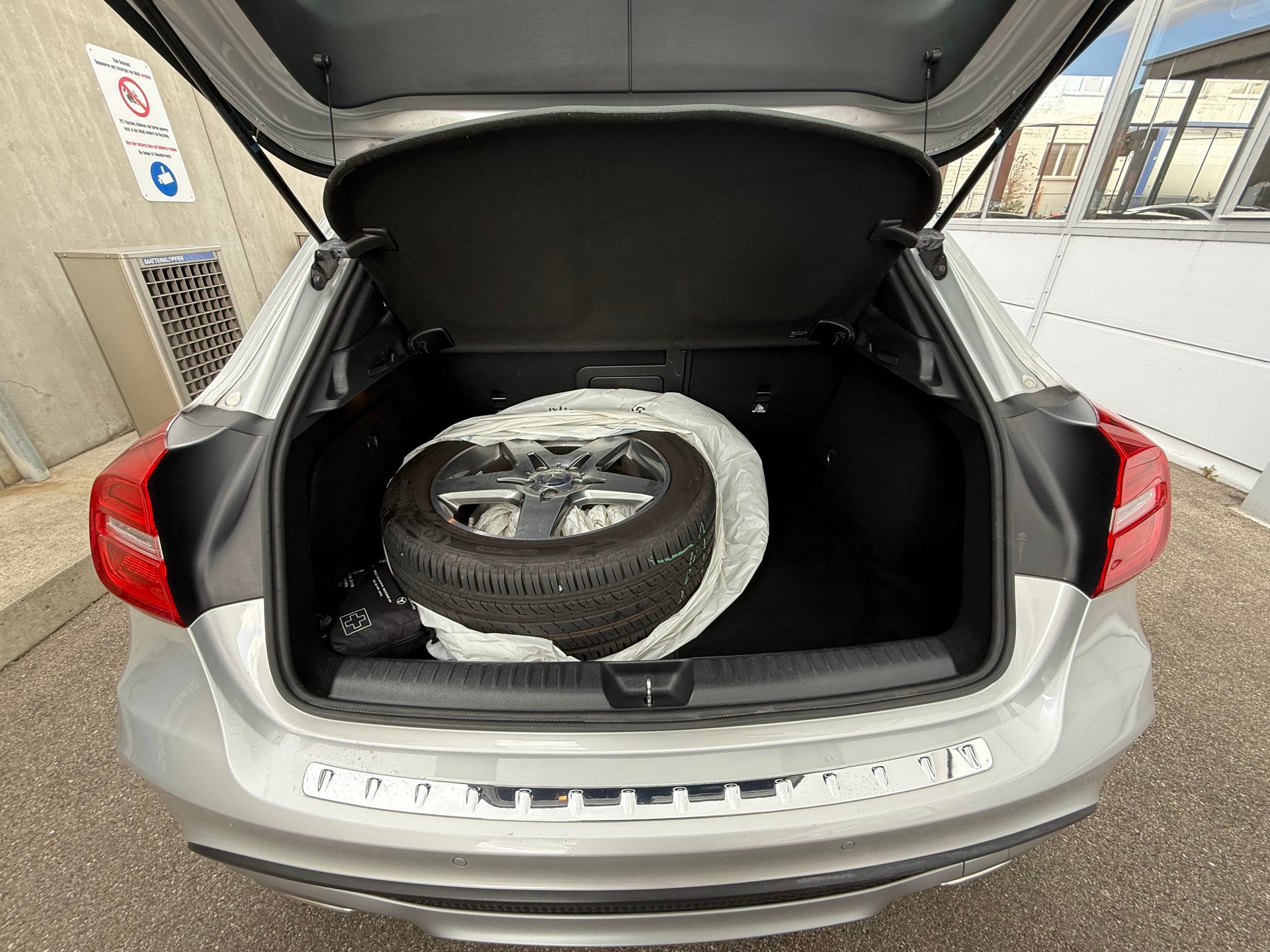 MERCEDES-BENZ GLA 250 AMG Line 4Matic 7G-DCT *CH Fahrzeug Frisch ab MFK *Panoramaglasdach *Sitzheizung *8 Fach bereift *Rückfahrkamera-image-4