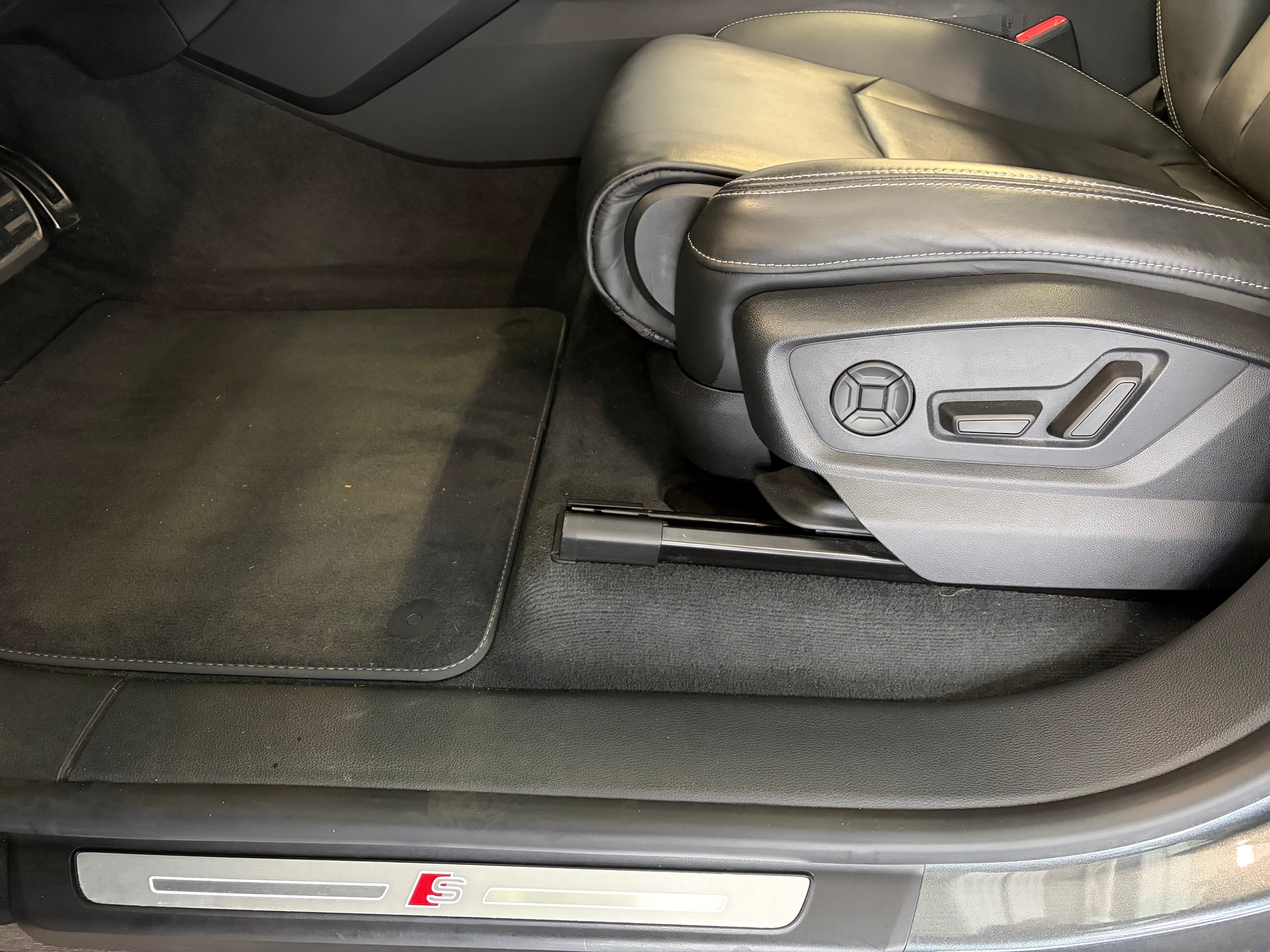 AUDI Q8 50 TDI quattro S-LINE | CH Fahrzeug | Black Paket | Pano | AHK | Luftfederung | B&O Sound | Head Up | Matrix |-image-19