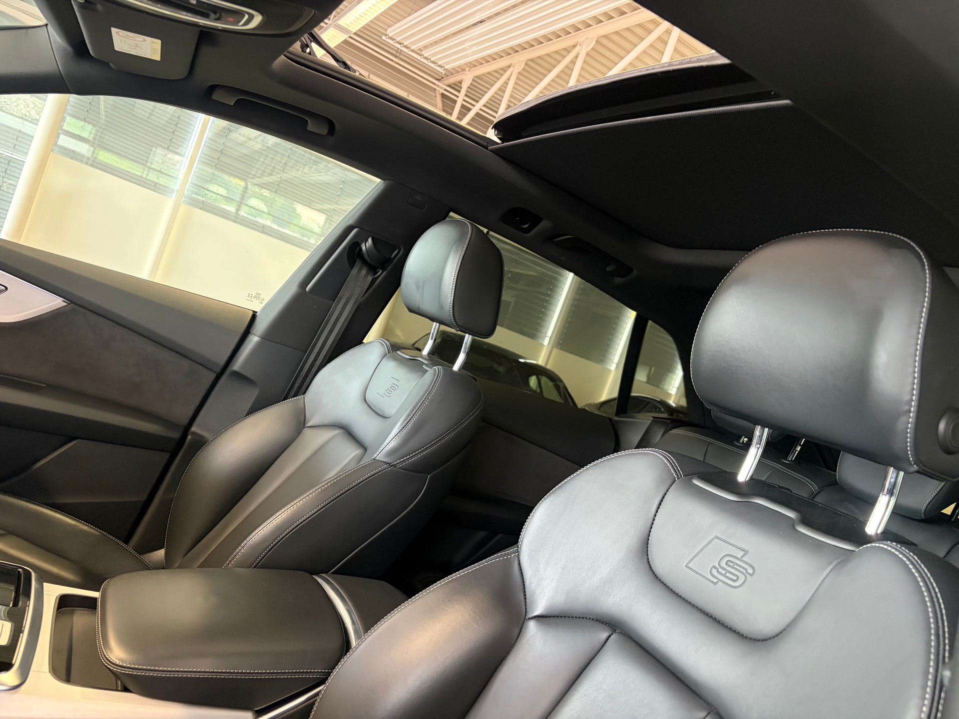 AUDI Q8 50 TDI quattro S-LINE | CH Fahrzeug | Black Paket | Pano | AHK | Luftfederung | B&O Sound | Head Up | Matrix |-image-12