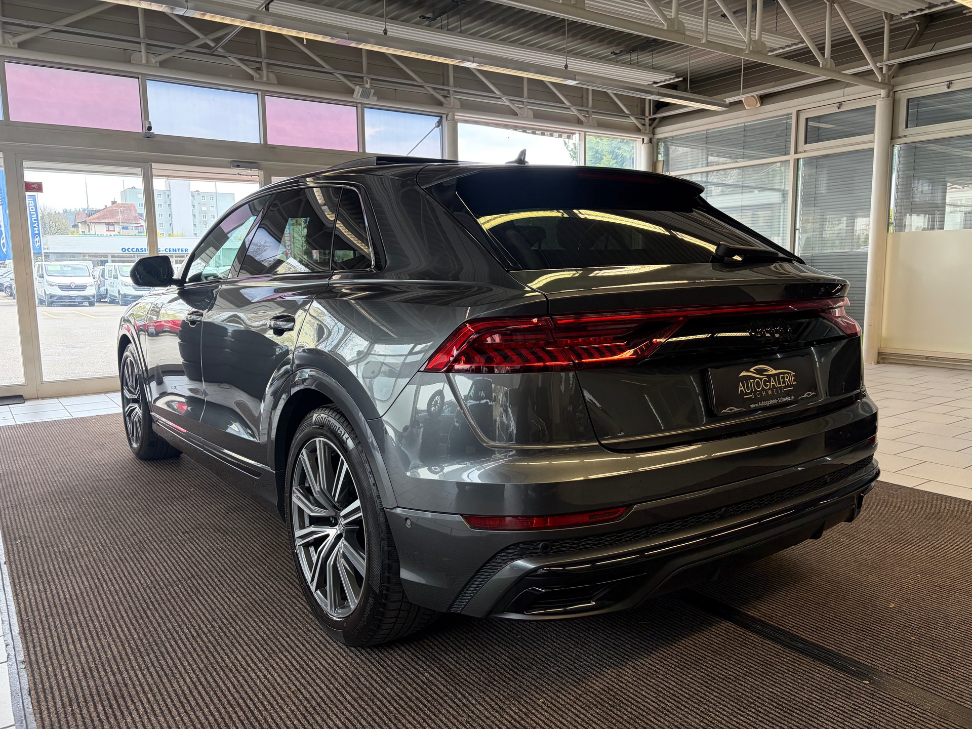 AUDI Q8 50 TDI quattro S-LINE | CH Fahrzeug | Black Paket | Pano | AHK | Luftfederung | B&O Sound | Head Up | Matrix |-image-10