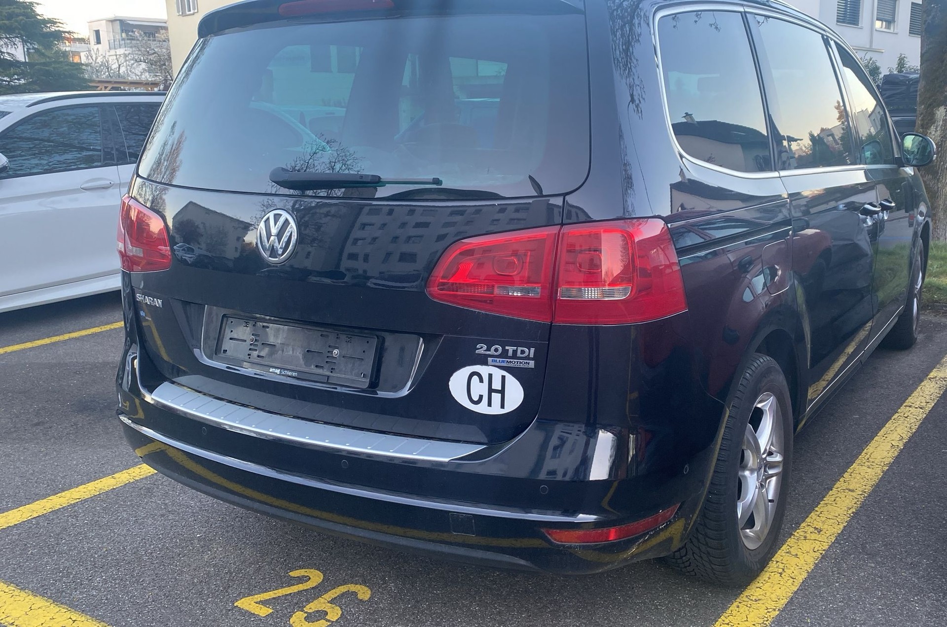 VW Sharan 2.0 TDI BlueMotion Technology Highline DSG-image-3