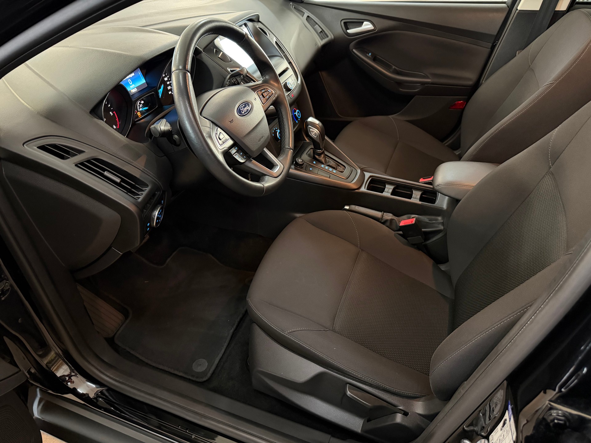 FORD Focus 1.5 TDCi Business Automatic-image-9