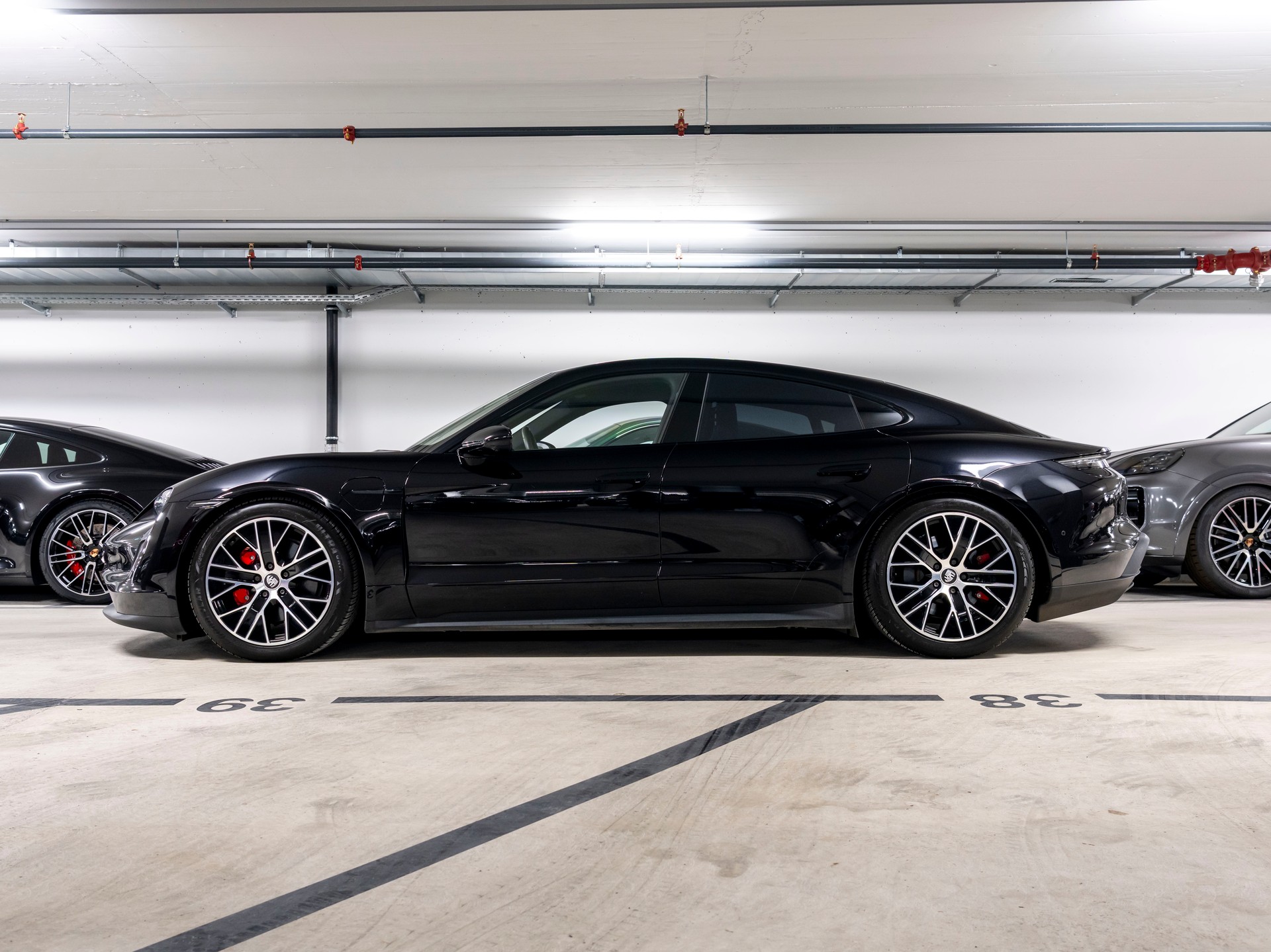 PORSCHE Taycan 4S-showroom-element-1