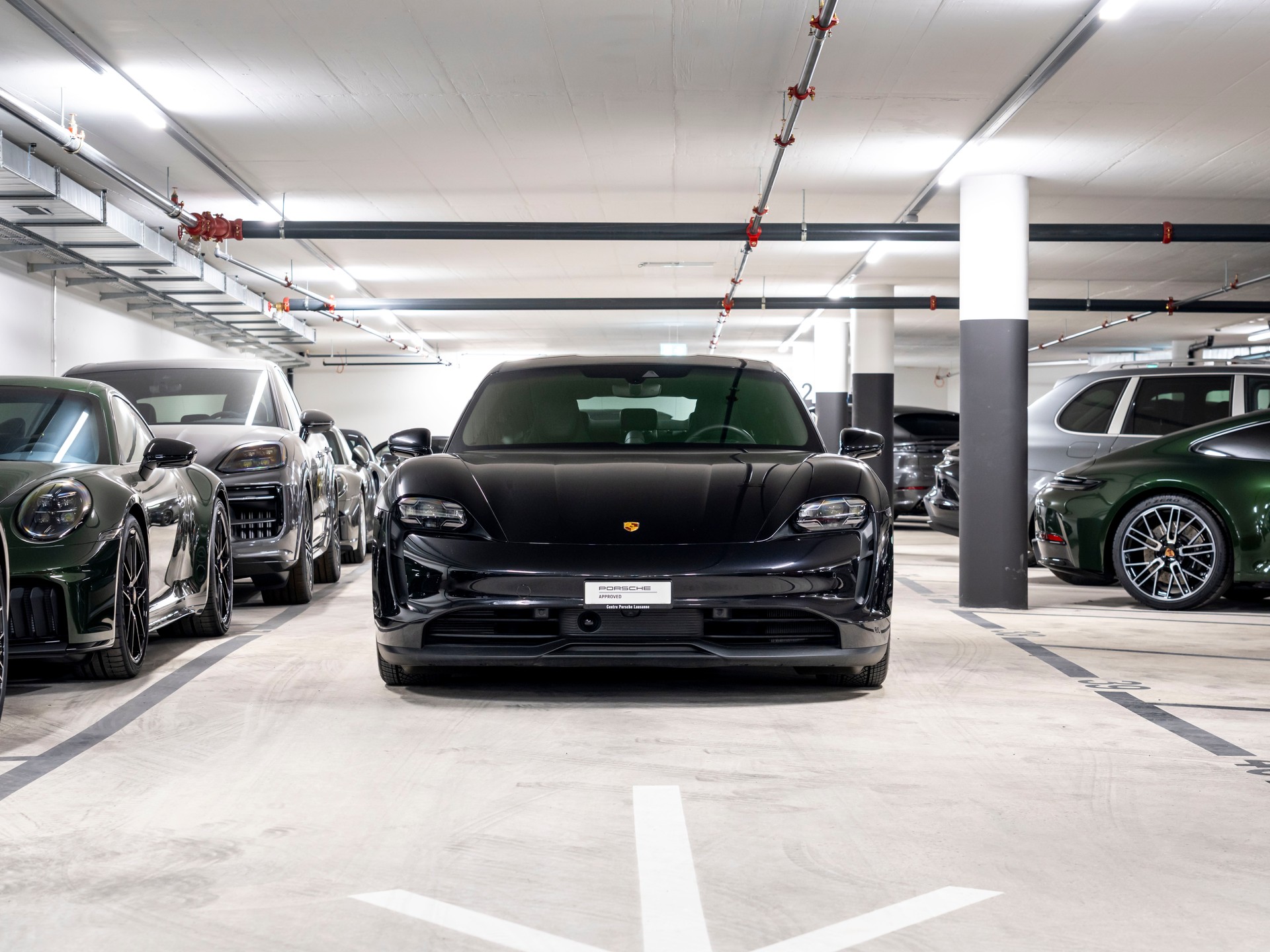 PORSCHE Taycan 4S-showroom-element-3