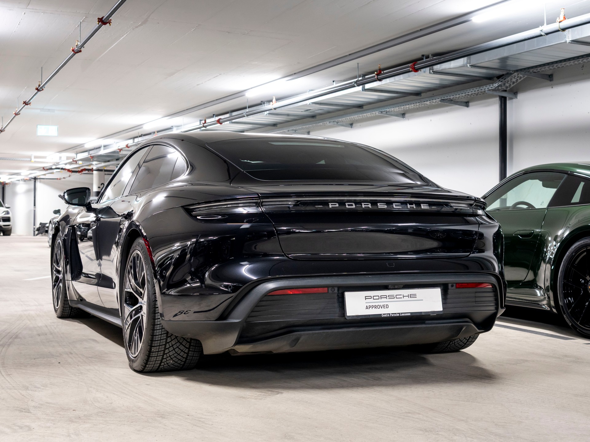 PORSCHE Taycan 4S-showroom-element-2