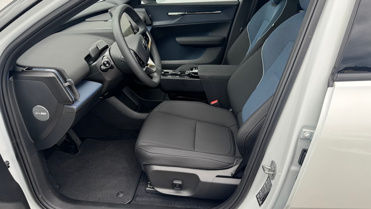 VOLVO EX30 E60 69kWh TWIN ULTRA PERFORMNCE AWD-image-9