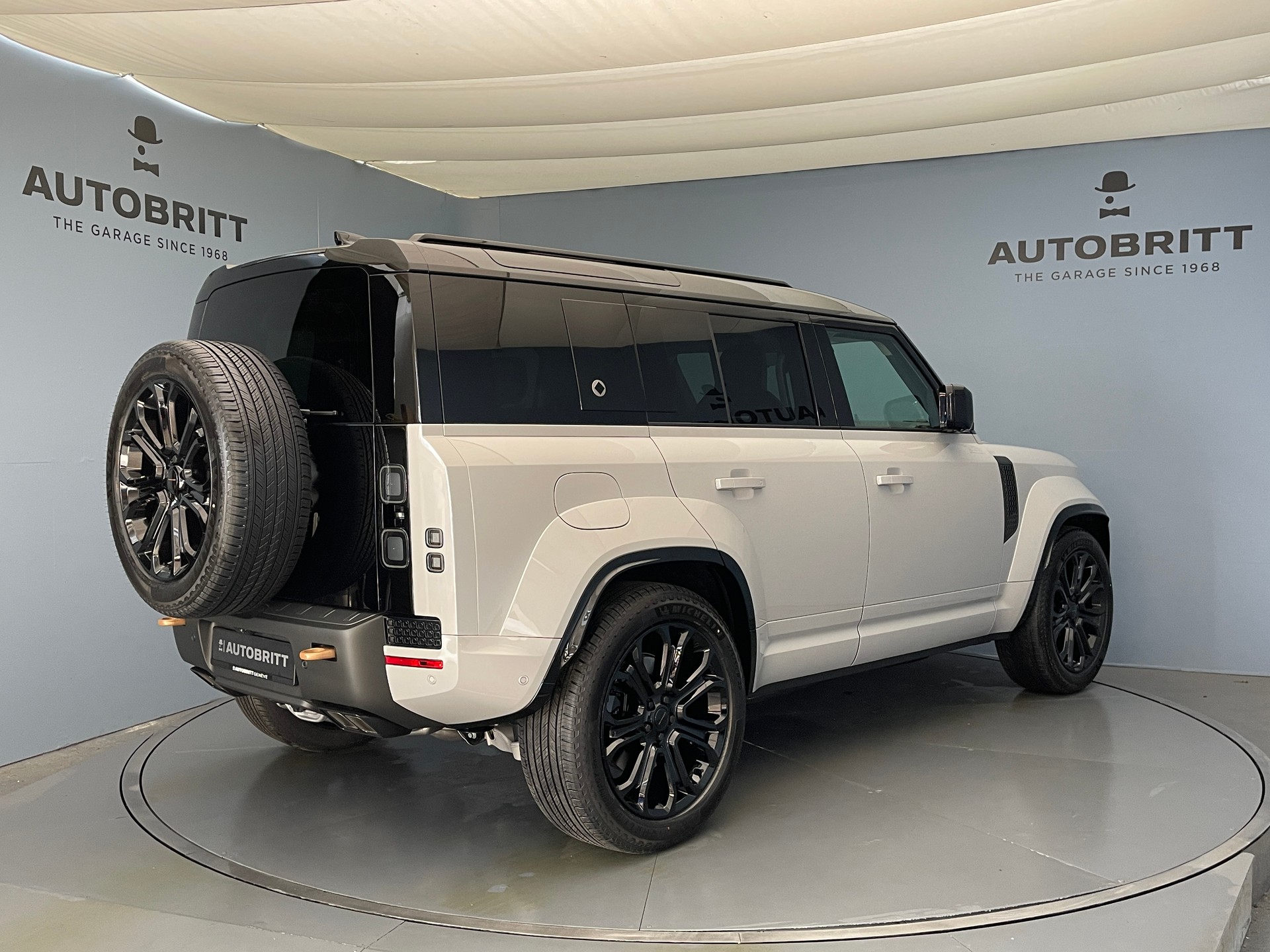 LAND ROVER Defender 110 4.4 V8 Octa-showroom-element-3