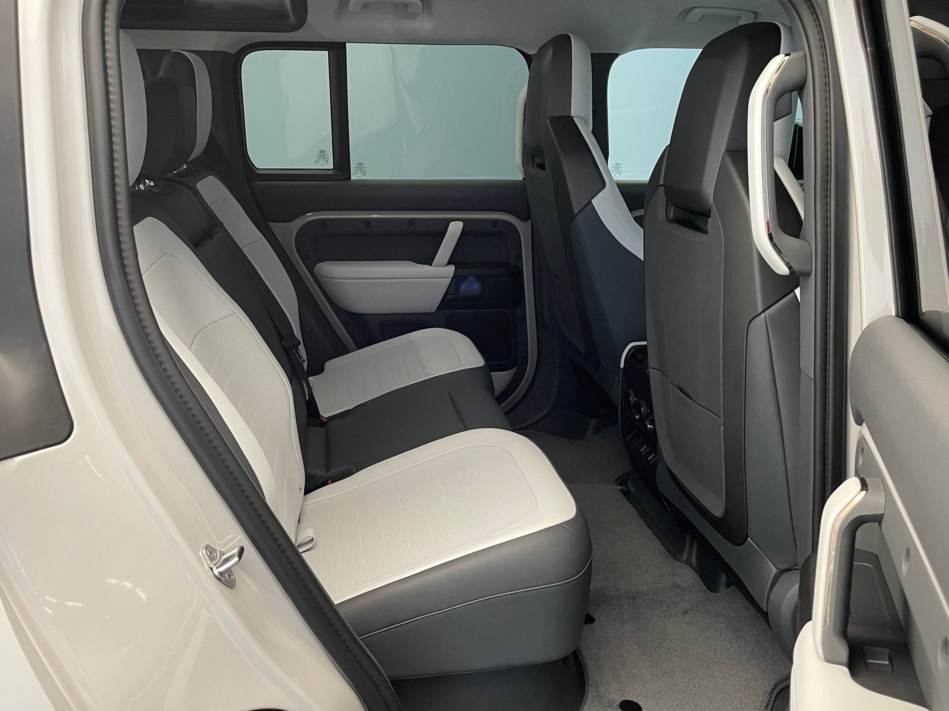 LAND ROVER Defender 110 4.4 V8 Octa-image-9