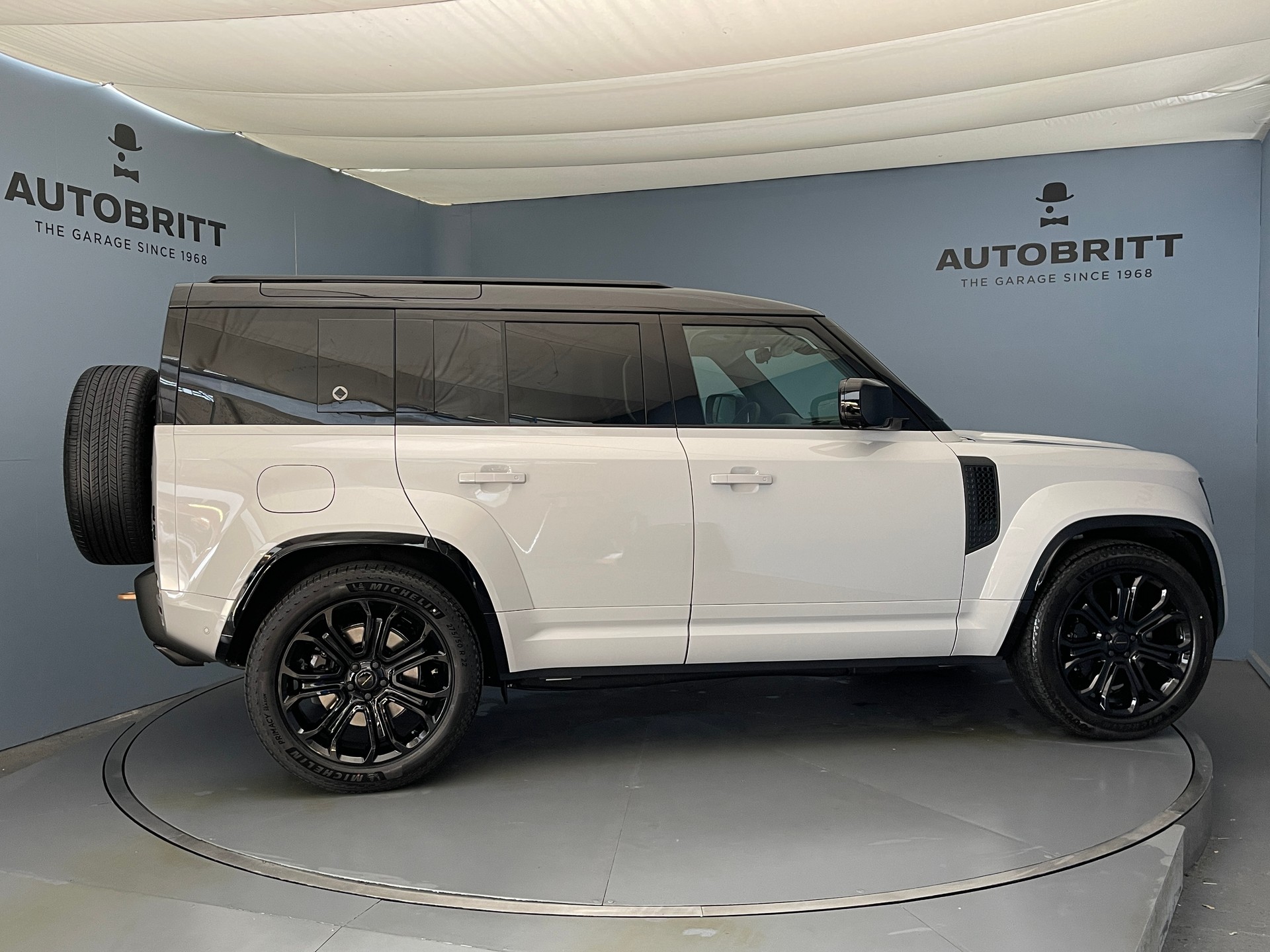 LAND ROVER Defender 110 4.4 V8 Octa-showroom-element-2