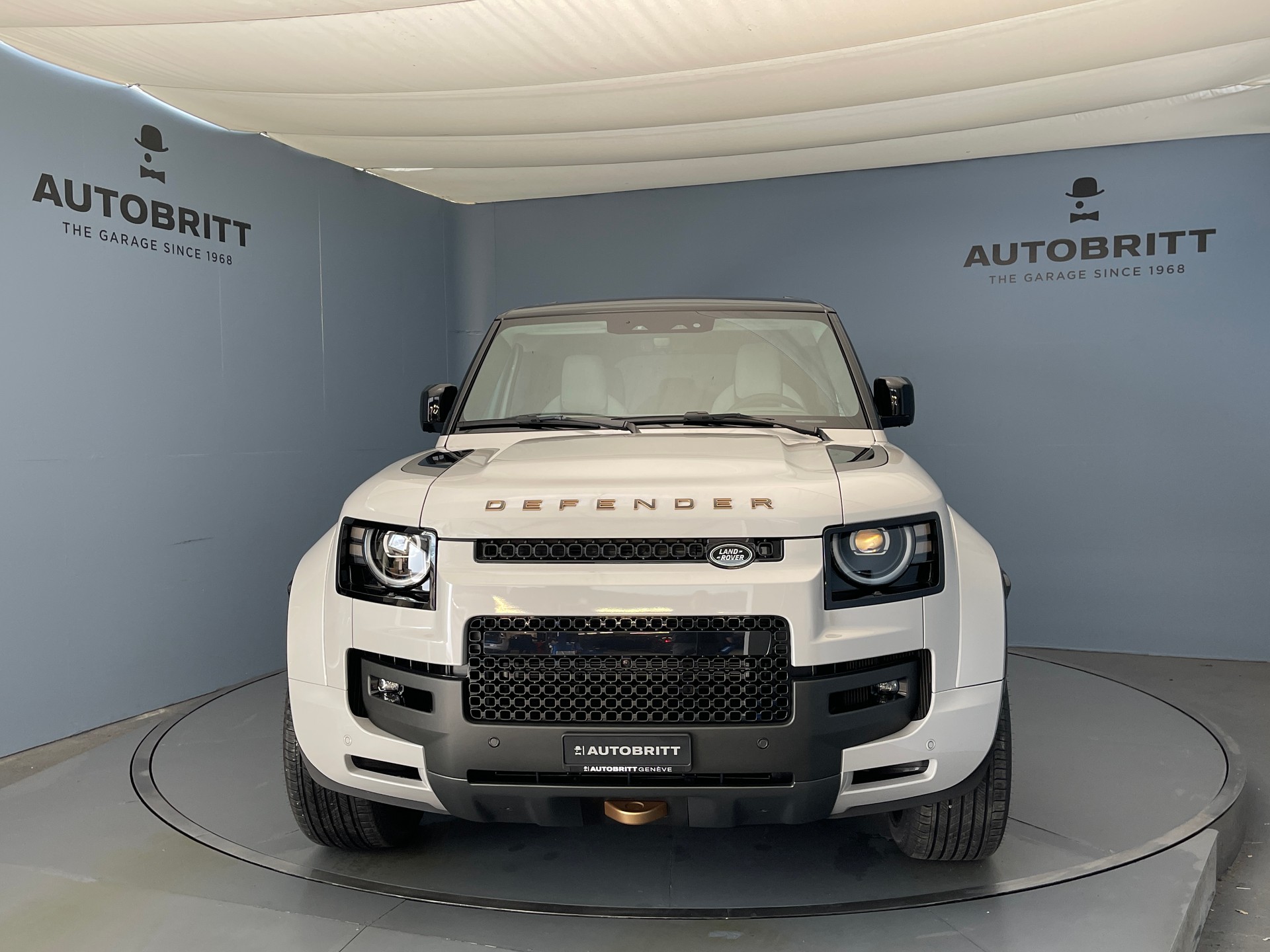 LAND ROVER Defender 110 4.4 V8 Octa-showroom-element-1