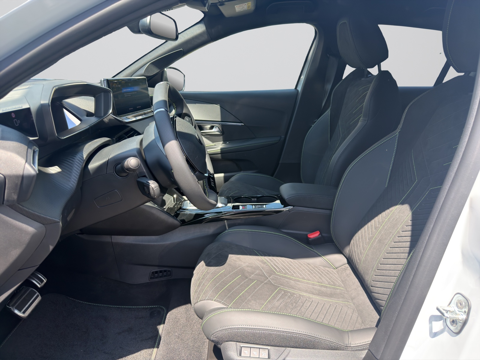 PEUGEOT 208 NEW 1.2 Hybrid 145 GT-image-4