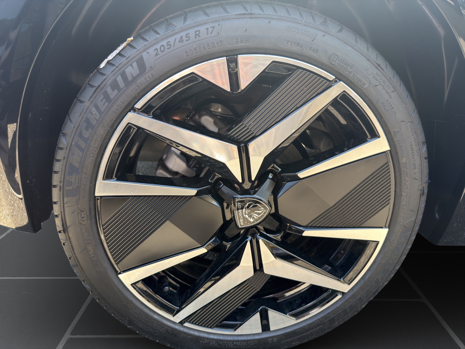 PEUGEOT 208 NEW 1.2 Hybrid 145 GT-image-9
