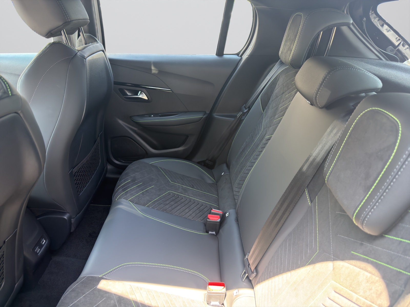 PEUGEOT 208 NEW 1.2 Hybrid 145 GT-image-7