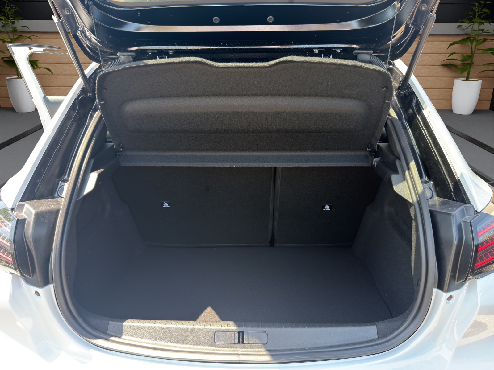PEUGEOT 208 NEW 1.2 Hybrid 145 GT-image-8
