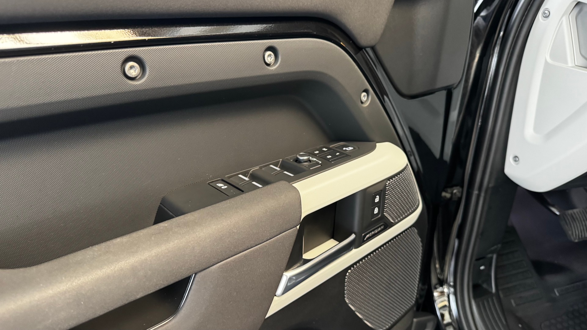 LAND ROVER Defender 110 3.0 D I6 250 SE-image-12