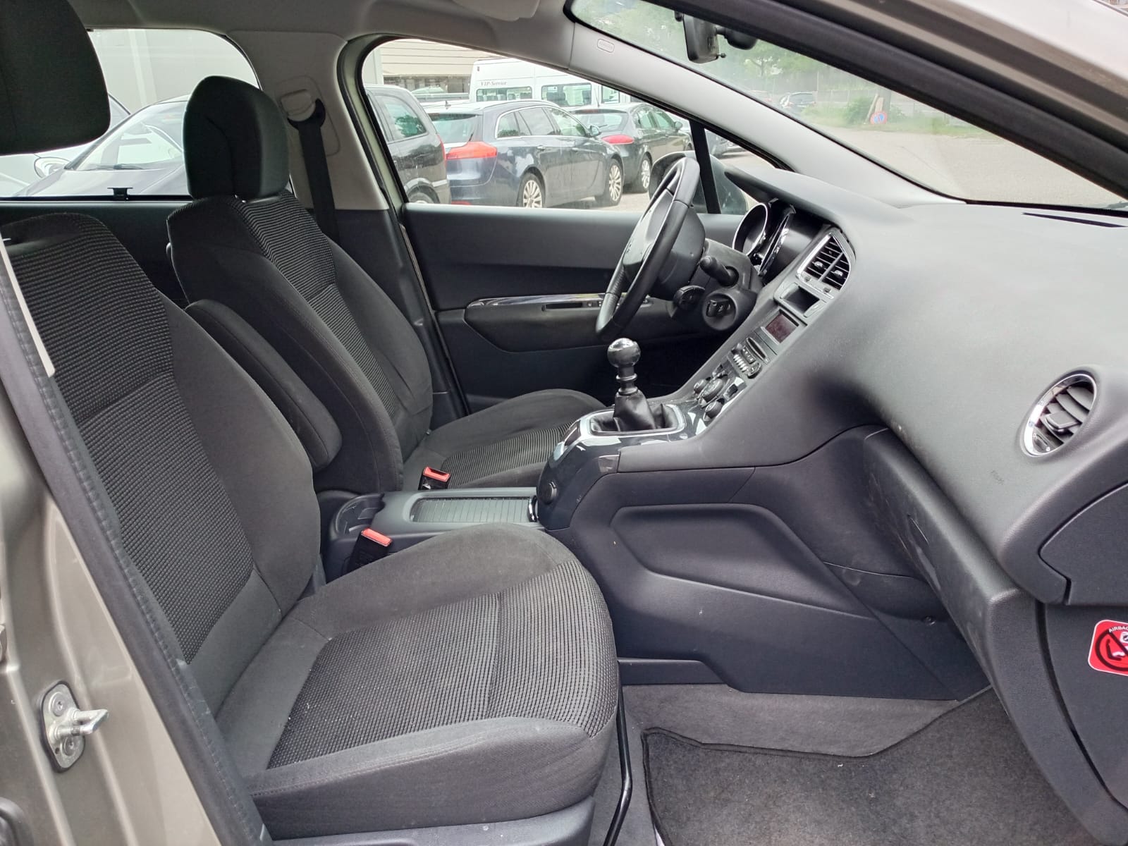 PEUGEOT 5008 1.6 16V T Active-image-9