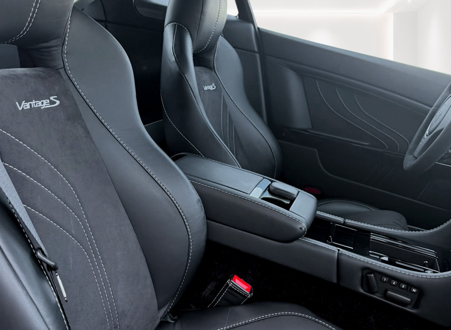 ASTON MARTIN V8 Vantage 4.7 S Sportshift SP10 Sondermodell-image-12
