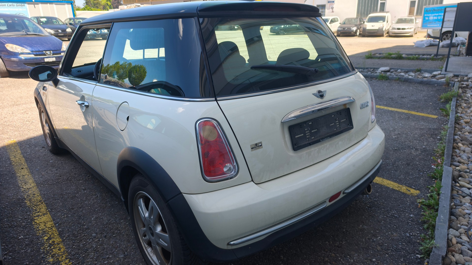 MINI Cooper-showroom-element-3