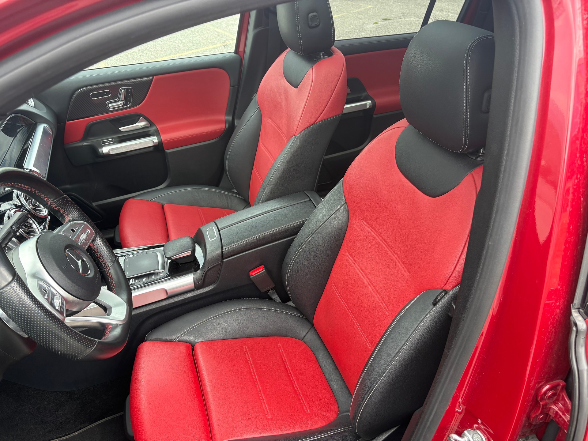 MERCEDES-BENZ GLB 250 4Matic AMG Line 8G-Tronic-image-5
