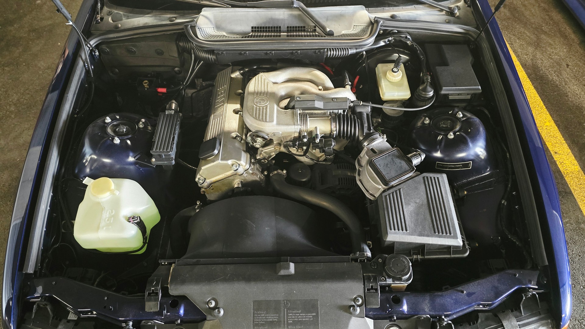 BMW 318i-image-5