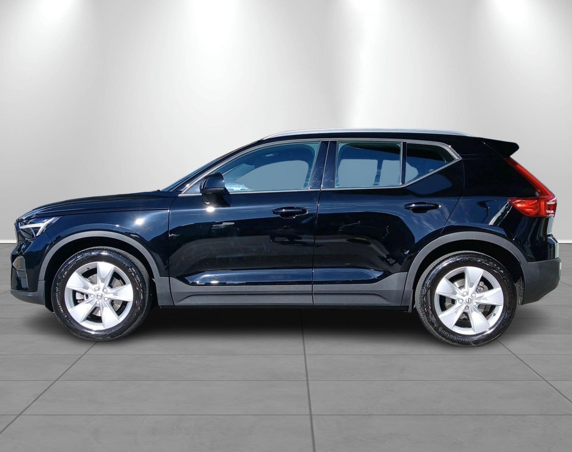 VOLVO XC40 2.0 B3 MH Core-showroom-element-2
