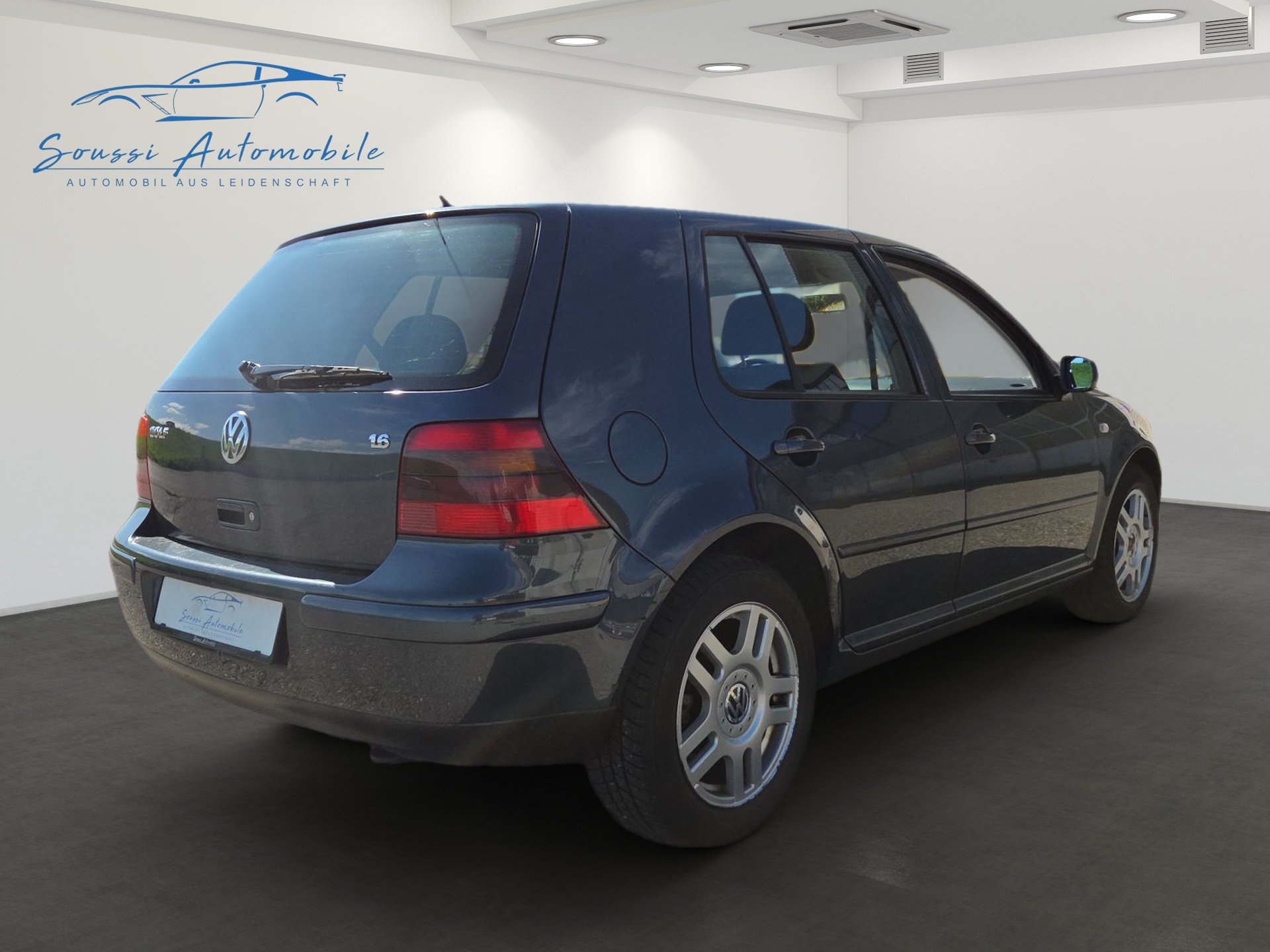 VW Golf 1.6 Automatic-showroom-element-2