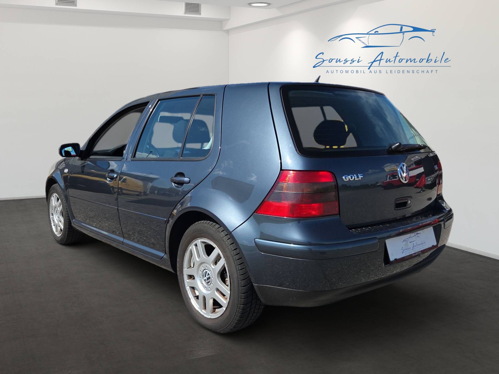 VW Golf 1.6 Automatic-showroom-element-3