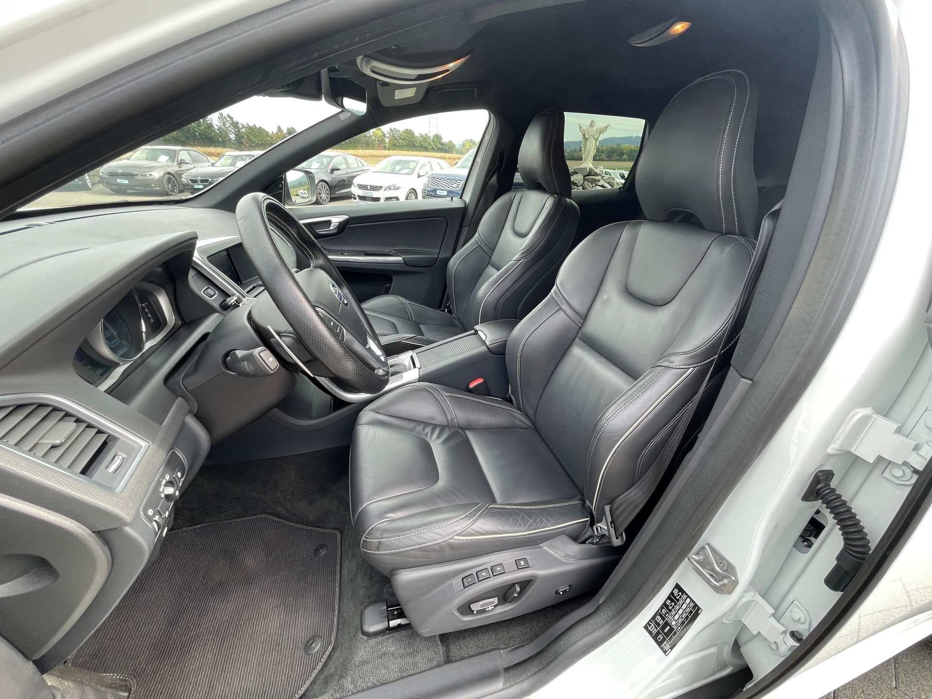 VOLVO XC60 D4 AWD Kinetic R-Design Geartronic-image-12