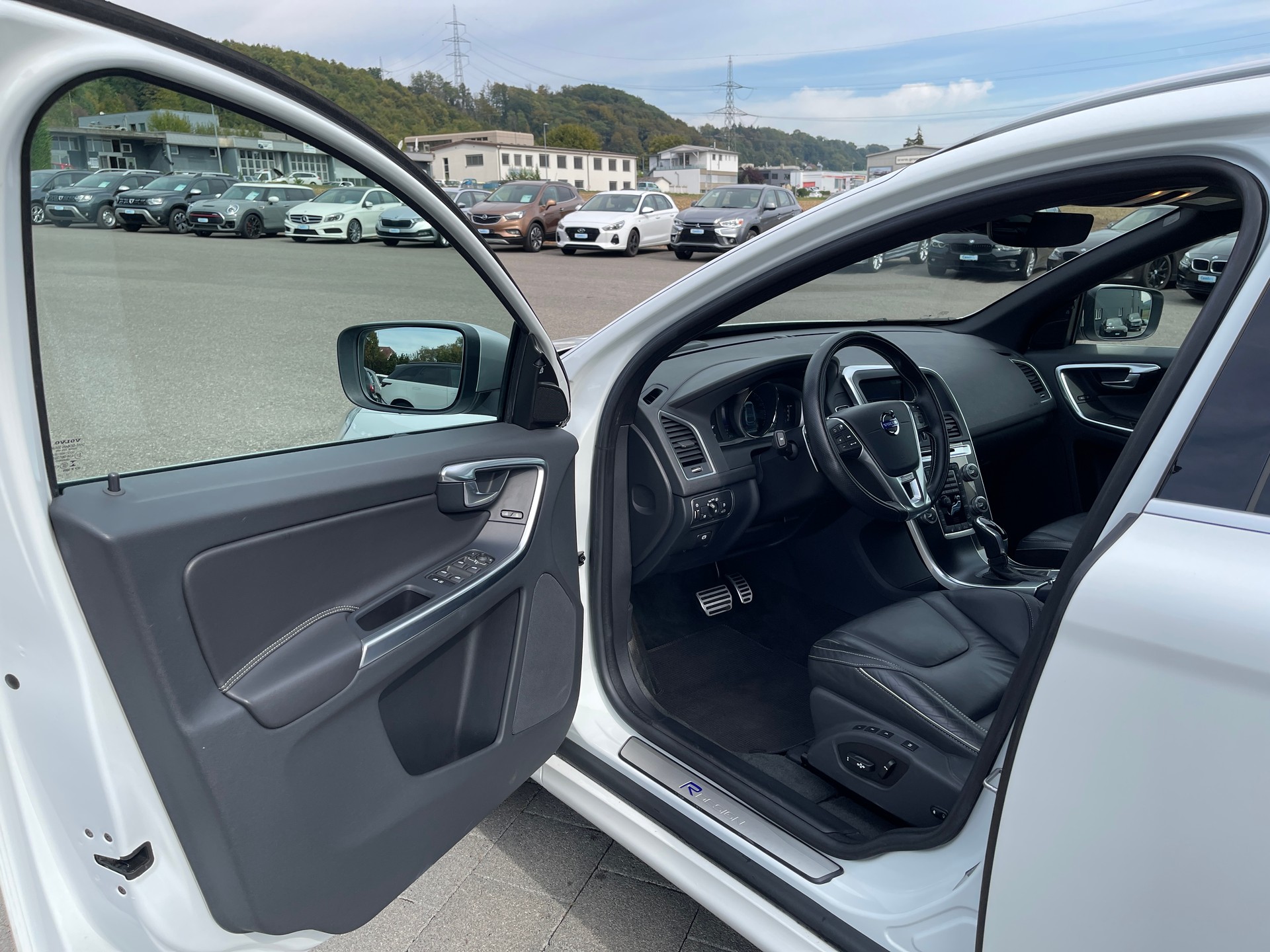 VOLVO XC60 D4 AWD Kinetic R-Design Geartronic-image-6