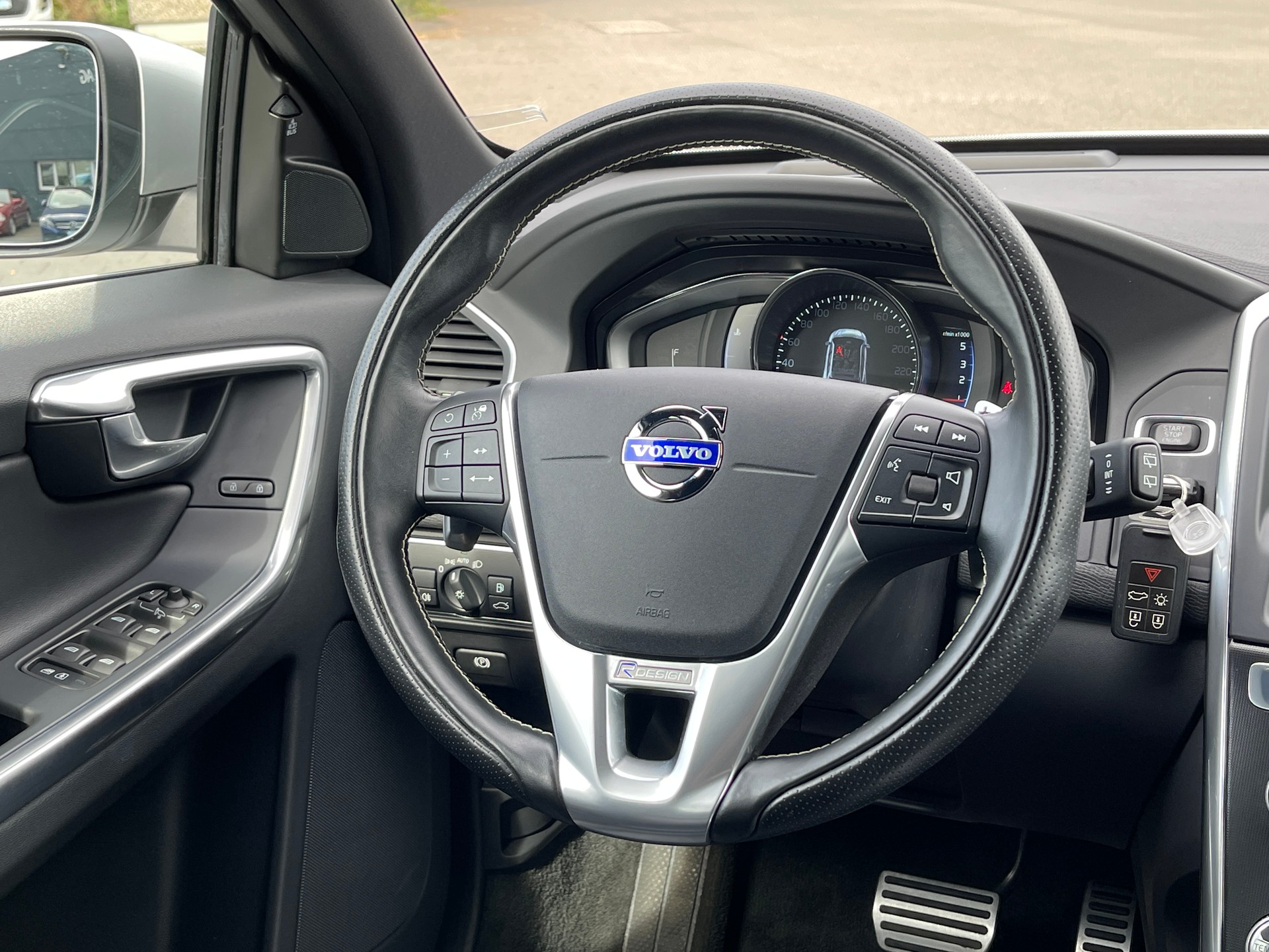 VOLVO XC60 D4 AWD Kinetic R-Design Geartronic-image-8