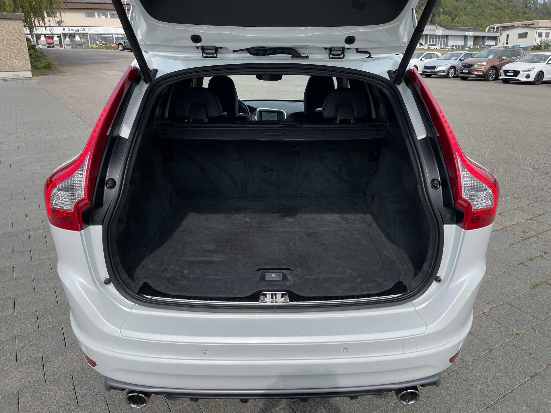 VOLVO XC60 D4 AWD Kinetic R-Design Geartronic-image-14