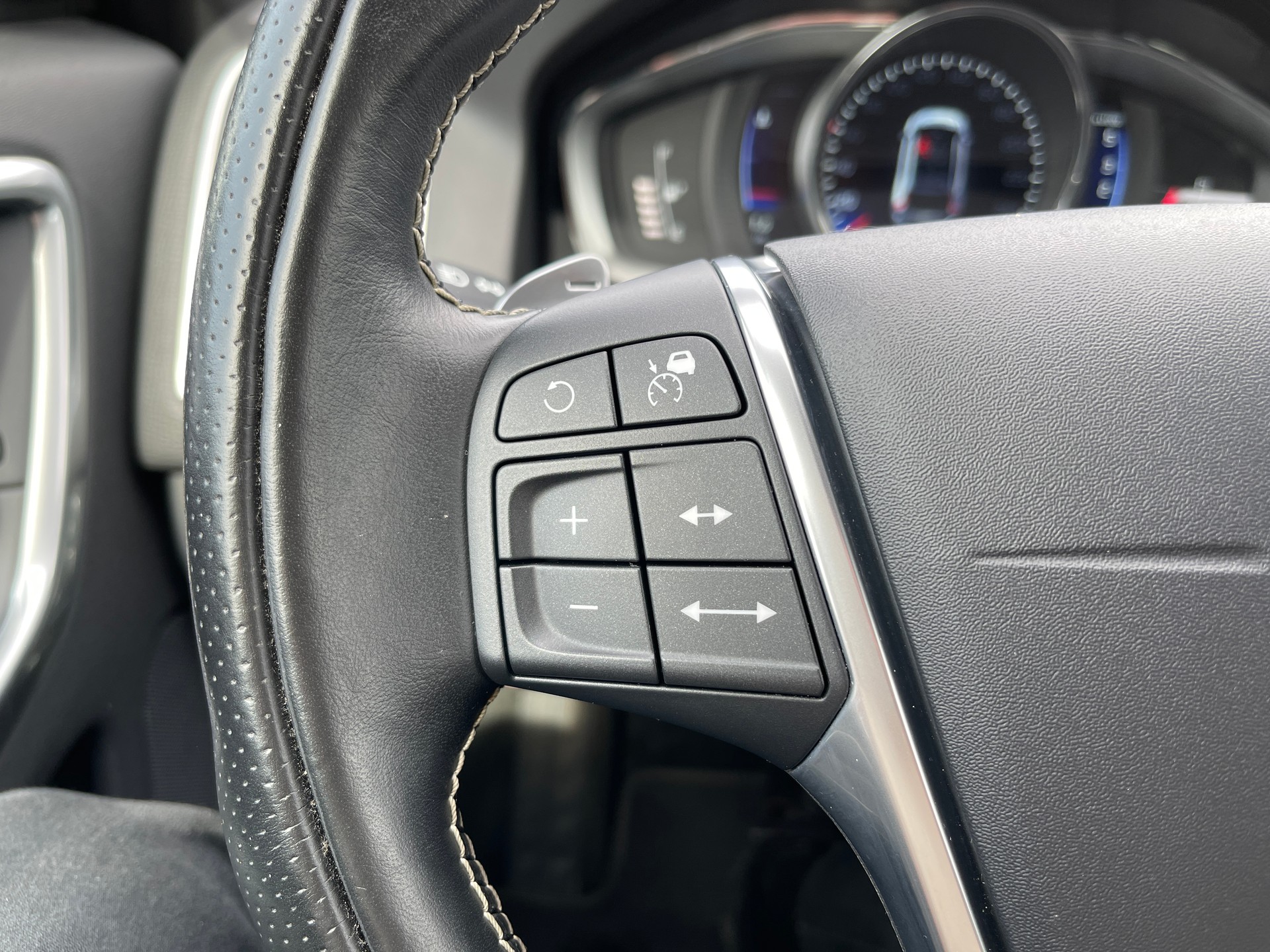 VOLVO XC60 D4 AWD Kinetic R-Design Geartronic-image-9