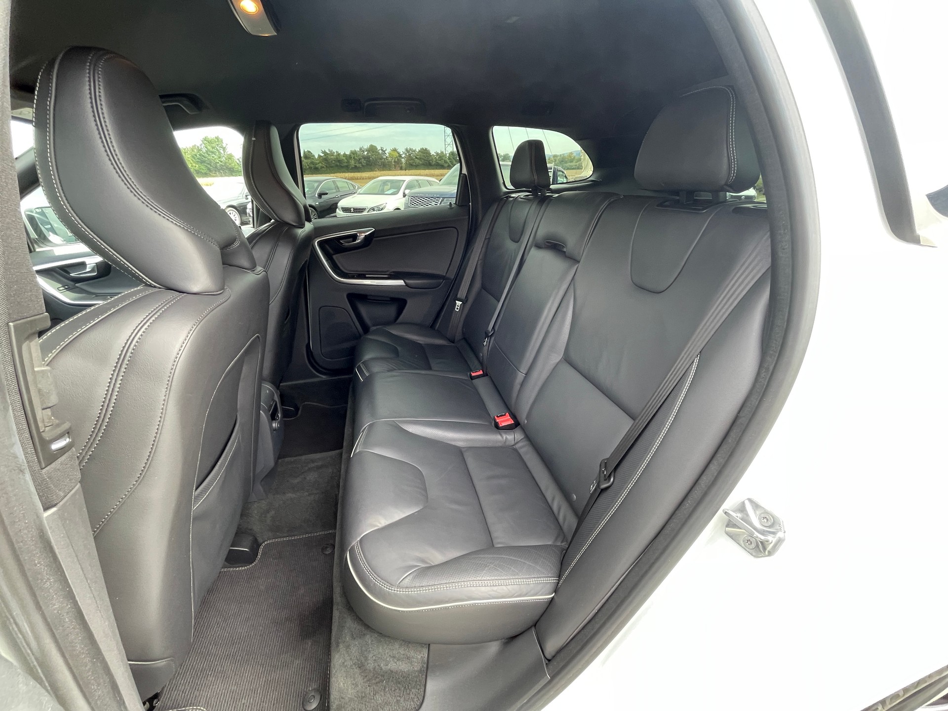 VOLVO XC60 D4 AWD Kinetic R-Design Geartronic-image-13