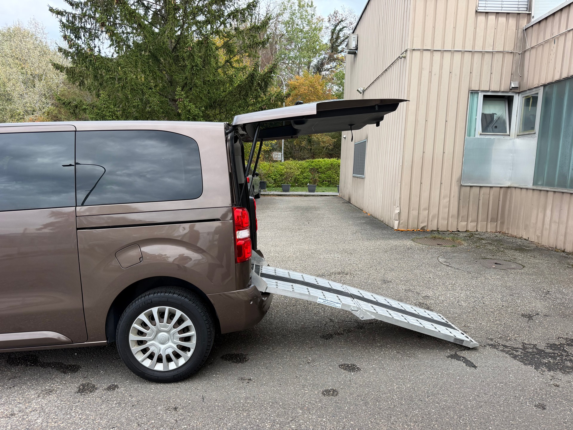 TOYOTA Proace Verso 2.0 D-4D Shuttle L1 | 1 Platz für Rollstuhl | 7-Plätzer | Elektrische Türen L+R | Ab MFK 03.2026-image-12