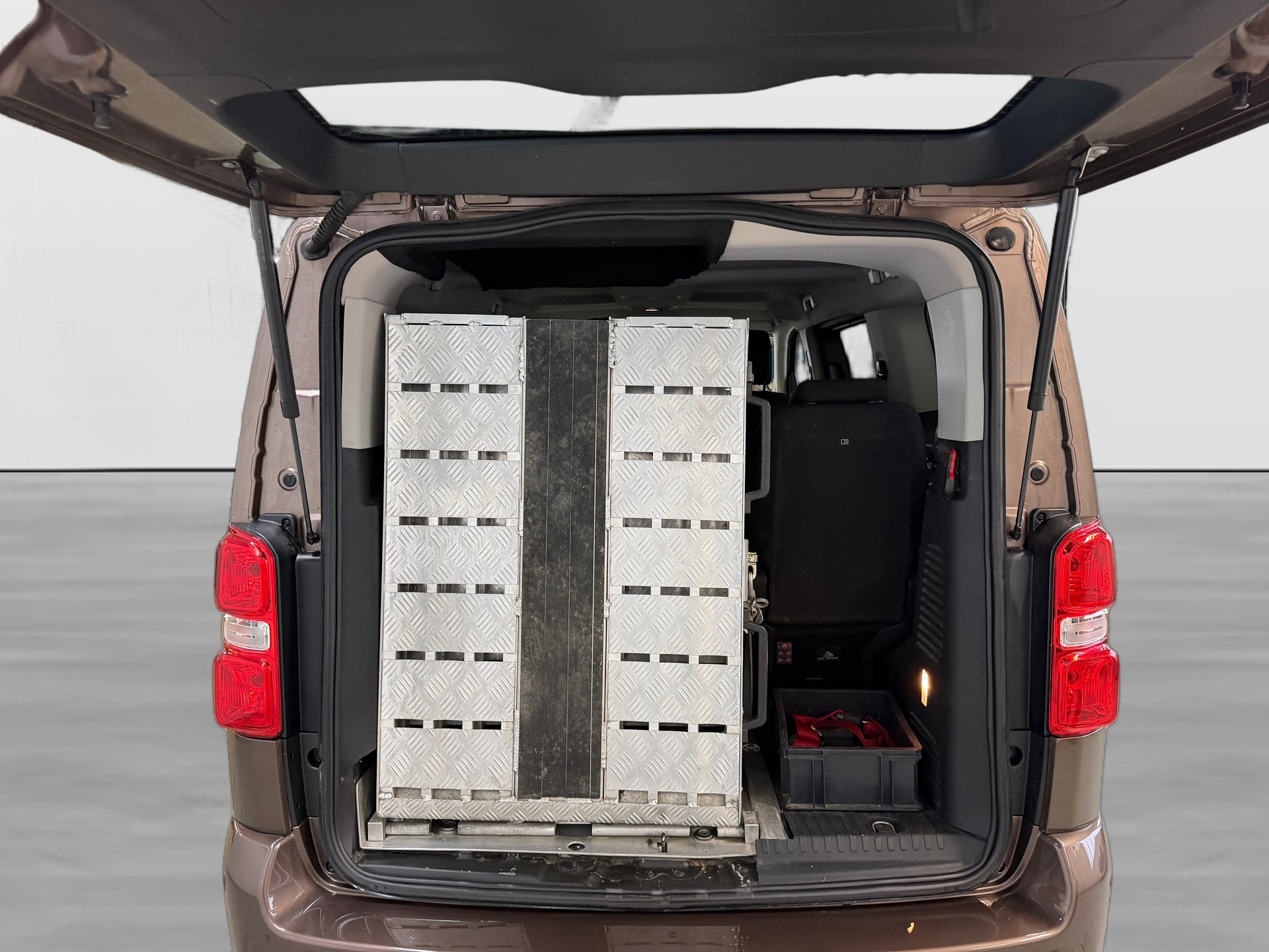 TOYOTA Proace Verso 2.0 D-4D Shuttle L1 | 1 Platz für Rollstuhl | 7-Plätzer | Elektrische Türen L+R | Ab MFK 03.2026-image-7