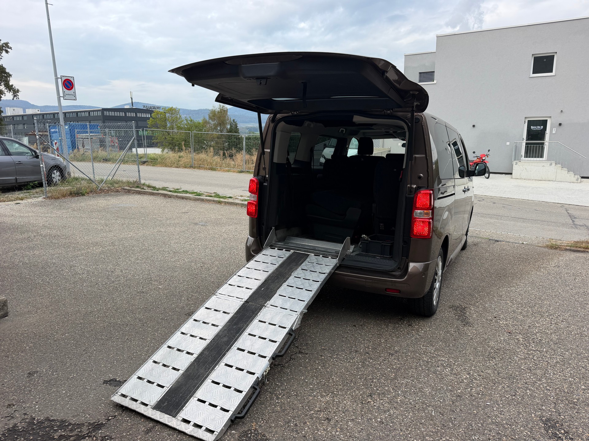 TOYOTA Proace Verso 2.0 D-4D Shuttle L1 | 1 Platz für Rollstuhl | 7-Plätzer | Elektrische Türen L+R | Ab MFK 03.2026-image-11