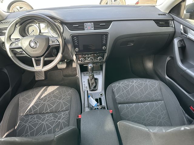 SKODA Octavia Combi 2.0 TDI Clever 4x4 DSG-image-9