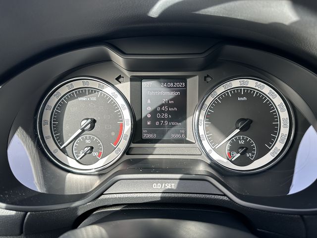 SKODA Octavia Combi 2.0 TDI Clever 4x4 DSG-image-11