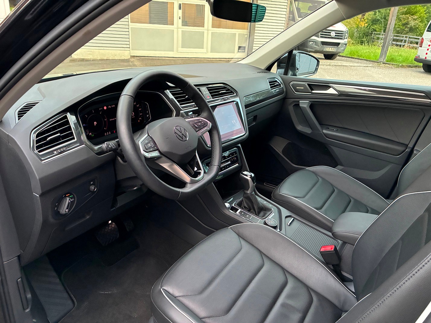 VW Tiguan 2.0 TDI SCR Elegance 4Motion DSG-image-11