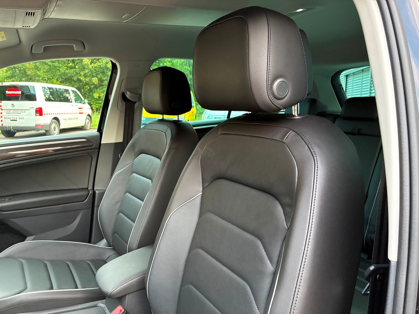 VW Tiguan 2.0 TDI SCR Elegance 4Motion DSG-image-12