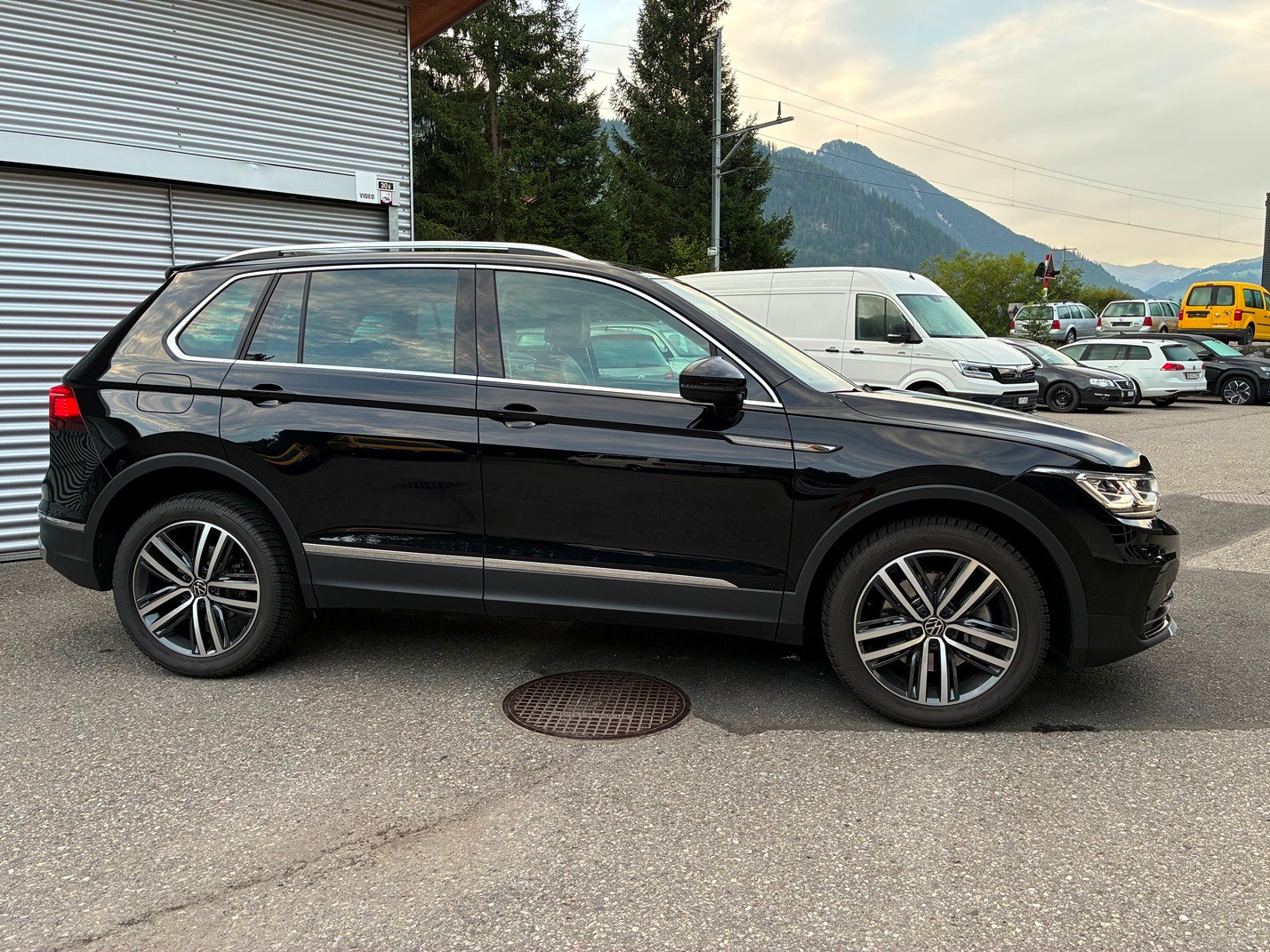 VW Tiguan 2.0 TDI SCR Elegance 4Motion DSG-image-4