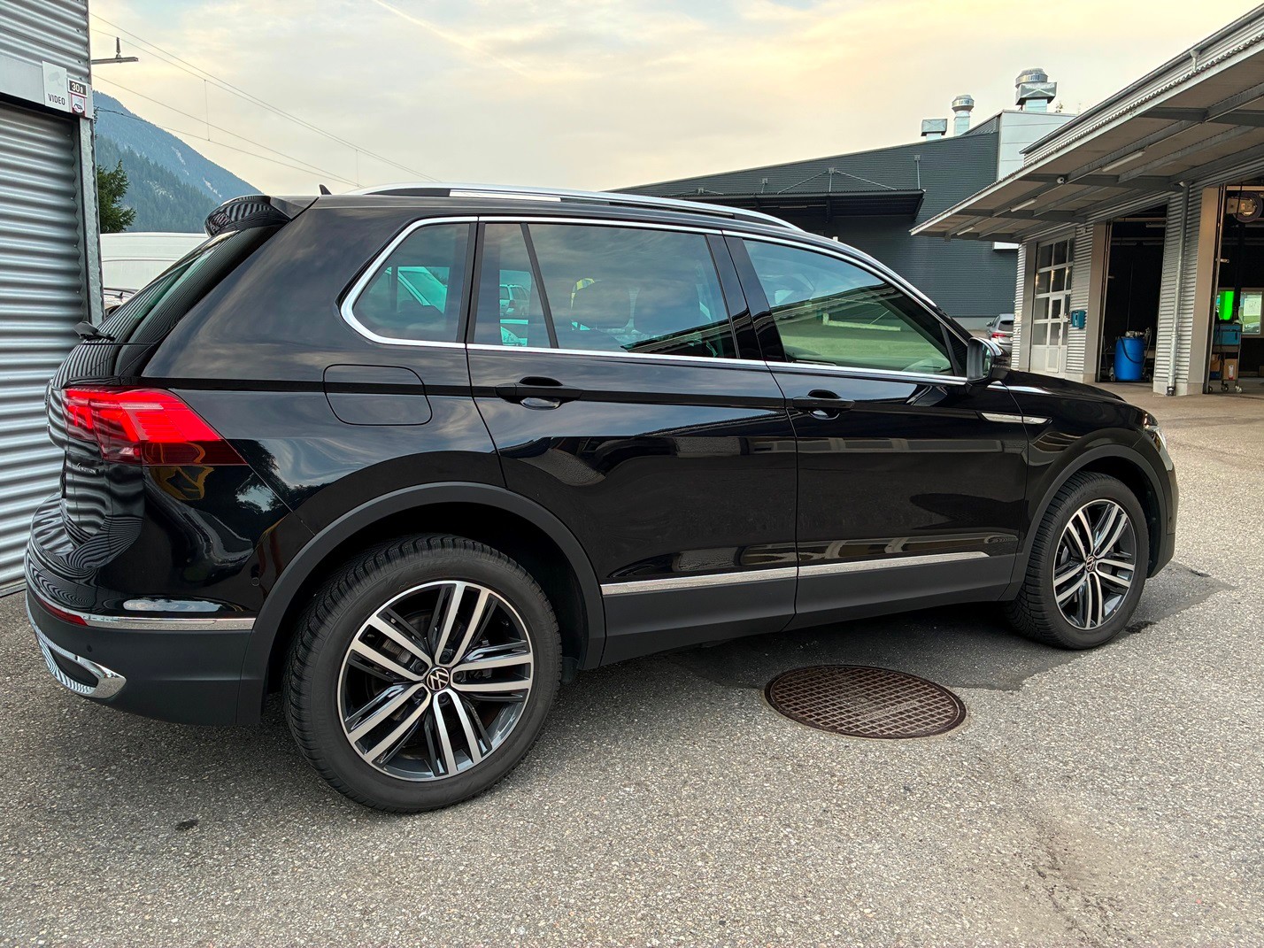 VW Tiguan 2.0 TDI SCR Elegance 4Motion DSG-image-5