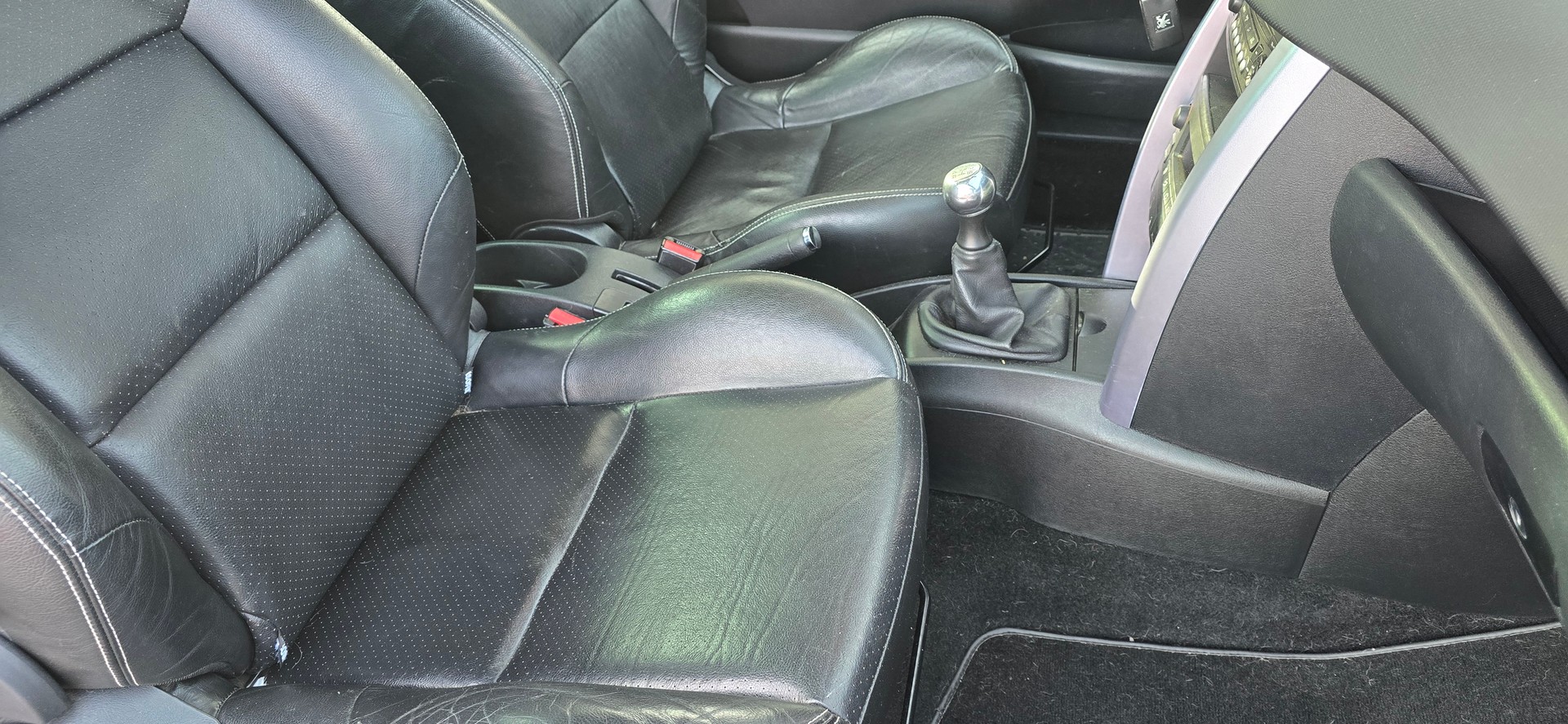 PEUGEOT 207 CC 1.6 16V Turbo Platinium Edition-image-12