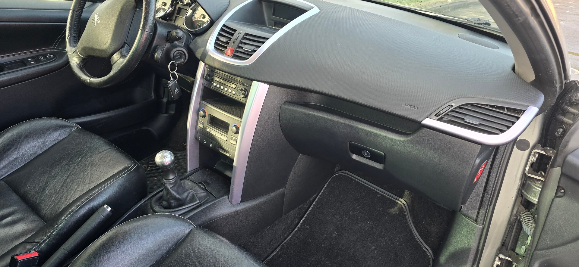 PEUGEOT 207 CC 1.6 16V Turbo Platinium Edition-image-11