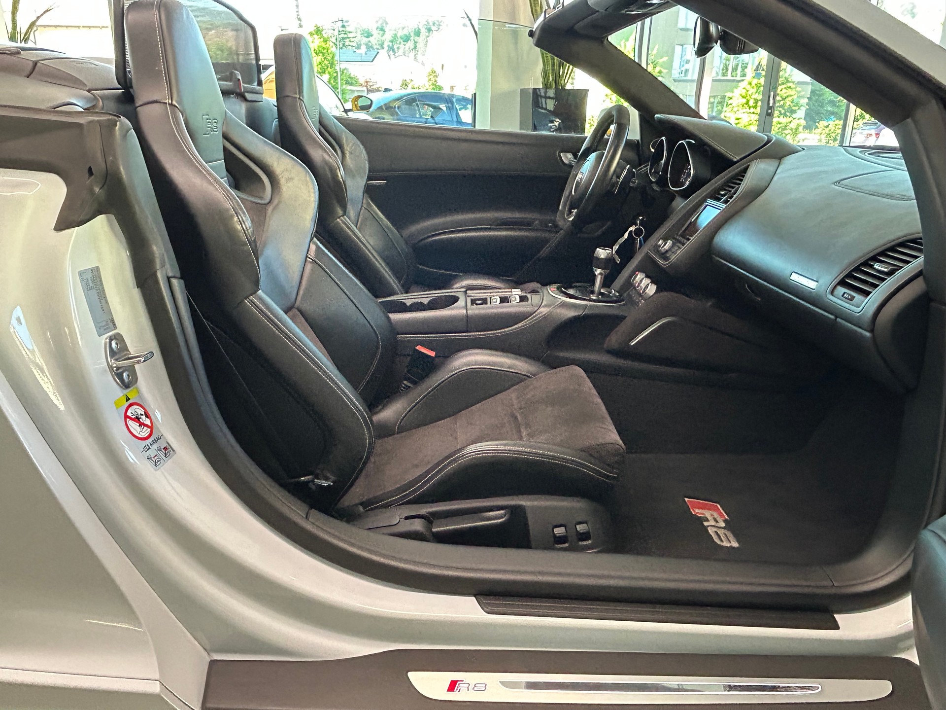 AUDI R8 Spyder 5.2 S-Tronic-image-13