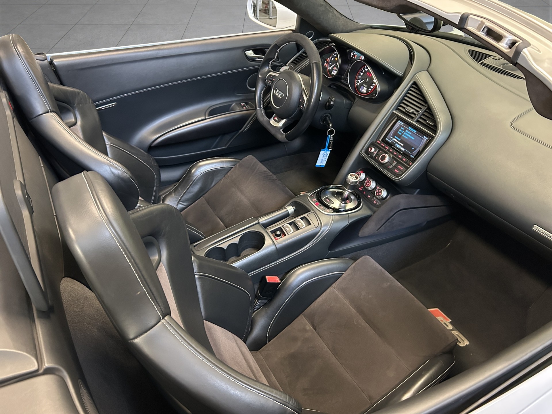 AUDI R8 Spyder 5.2 S-Tronic-image-14