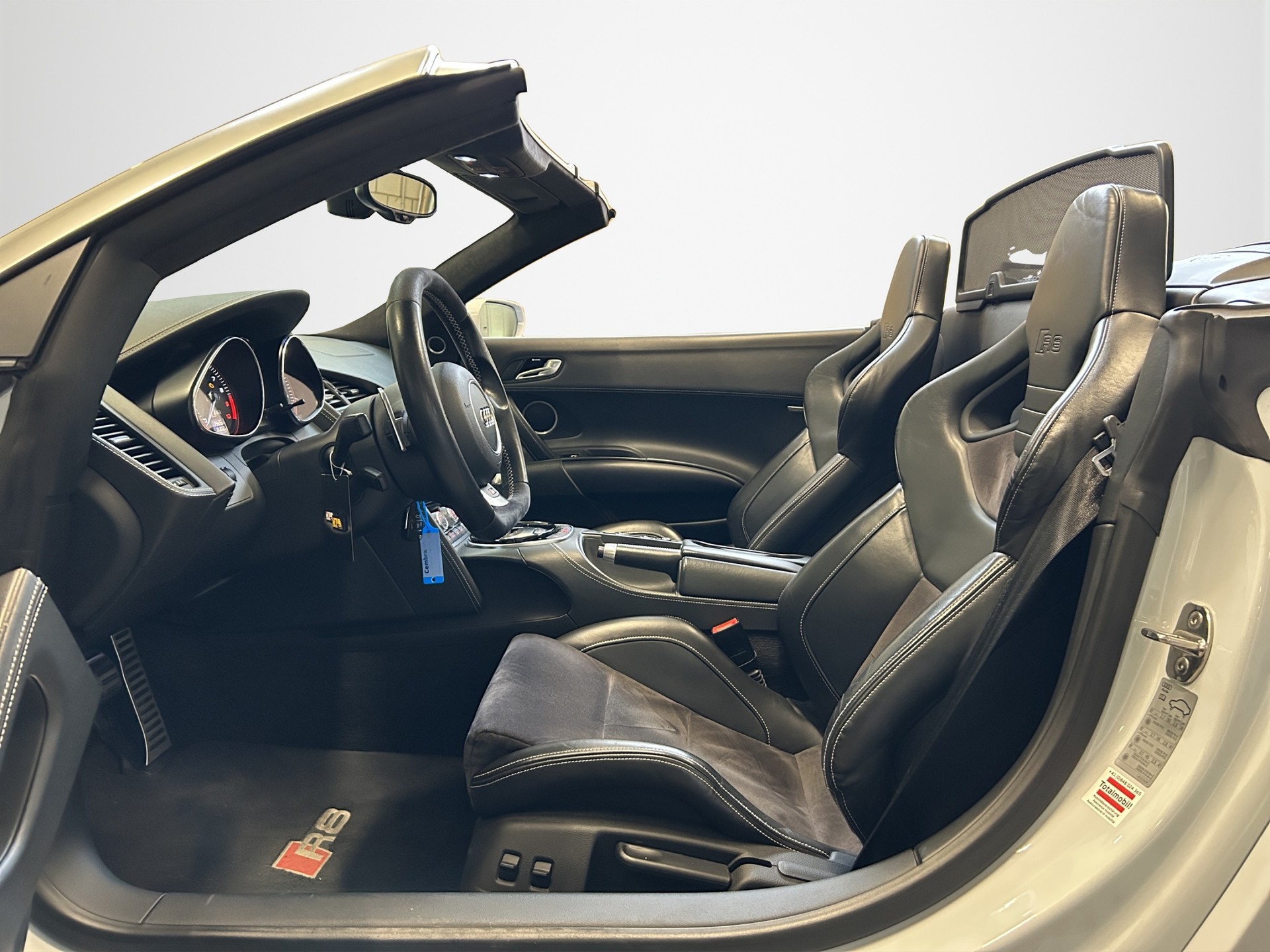 AUDI R8 Spyder 5.2 S-Tronic-image-11