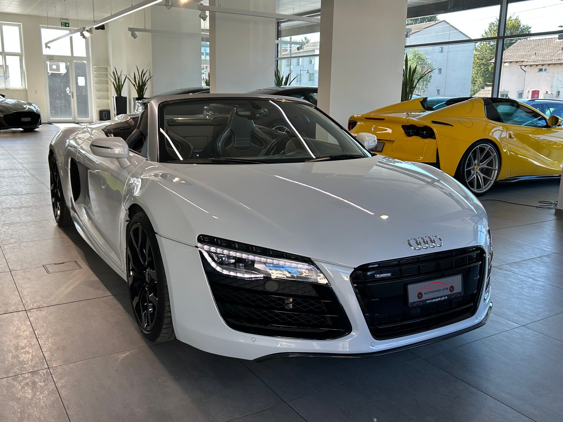 AUDI R8 Spyder 5.2 S-Tronic-showroom-element-1